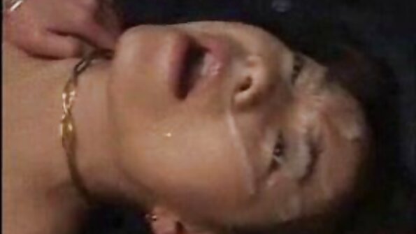 好奇的妓女看着拉丁老板与年长的顾客发生性关系