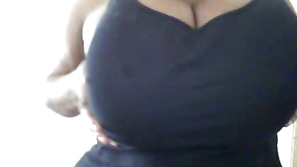 英俊的军队伙计在她的混蛋里乱搞一个黑发妓女