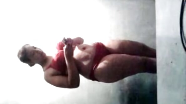 热辣的人正在做一个摇摆的狂欢，观看很有趣