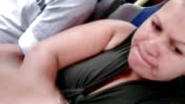 迪克取悦在她的屁股里面工作的瘦小的年轻女人