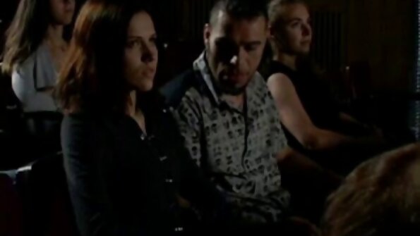 臀部纹身的女孩让摄影师参与交配