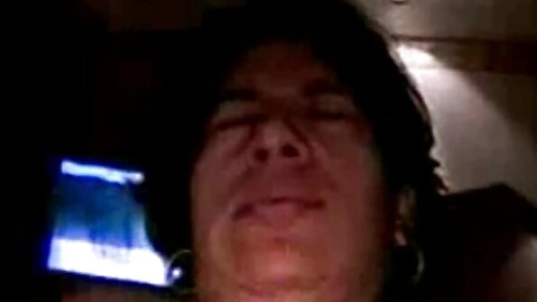 黑色丝袜中的欧元钢棒荡妇需要三个鸡巴