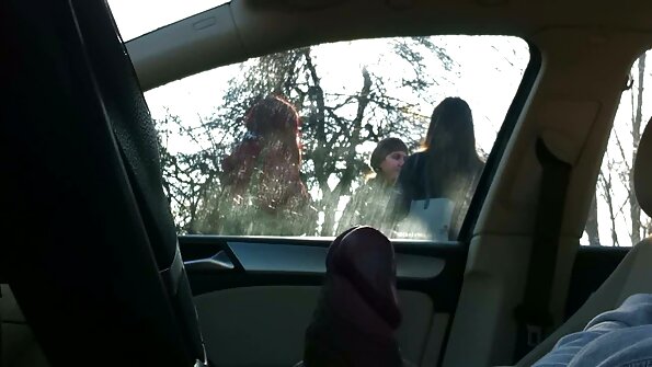 巨大的黑轴正在钻白人女孩的阴户和混蛋