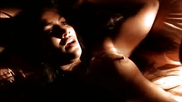 杰西卡·杰姆斯和凯兰·李在户外表演色情动作