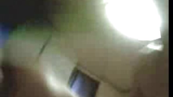 娇小宝贝的眼镜和内裤让她看起来更性感