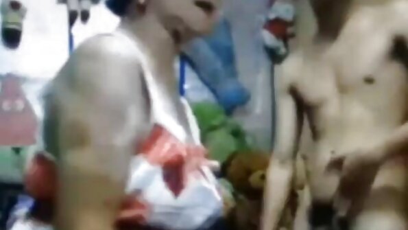 新 GF 玩女同性恋游戏，直到男人似乎要操他们两个