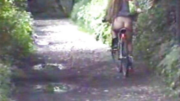 妈妈和一个女大学生在肮脏的浴室里吮吸鸡巴