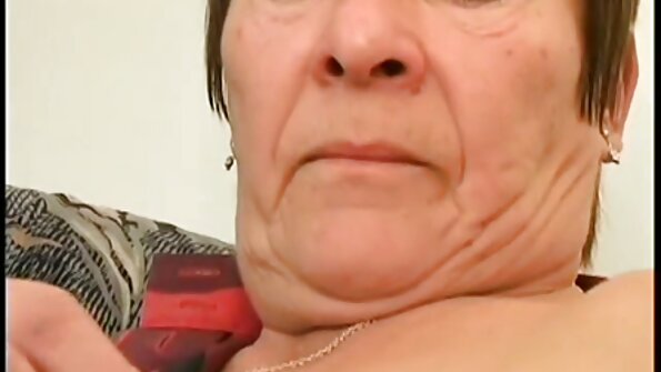 顽皮的美女在淫女同性恋三人行中使用性玩具